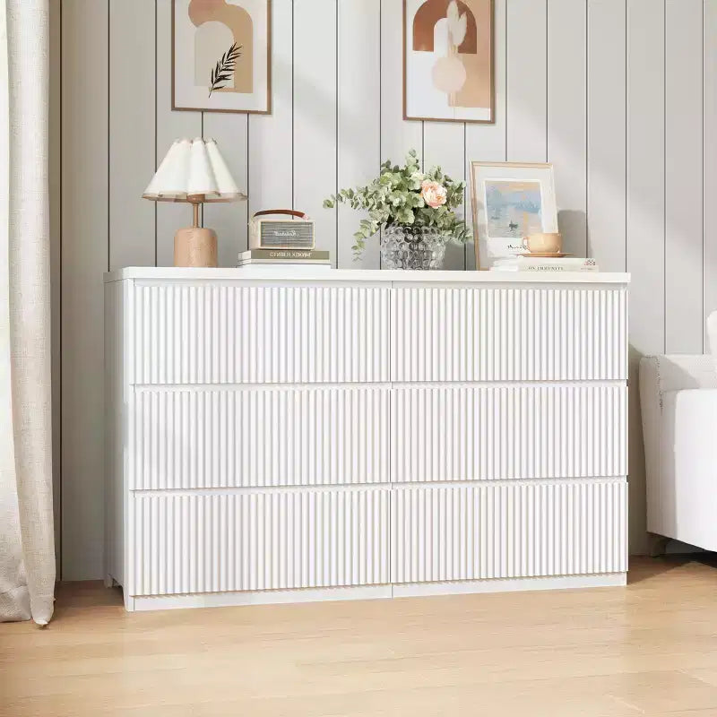 Commode moderne blanche à 6 tiroirs avec façades à panneaux ondulés, grande commode de rangement pour chambre et salon.