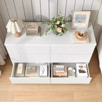 Commode moderne blanche à 6 tiroirs avec façades à panneaux ondulés, grande commode de rangement pour chambre et salon.