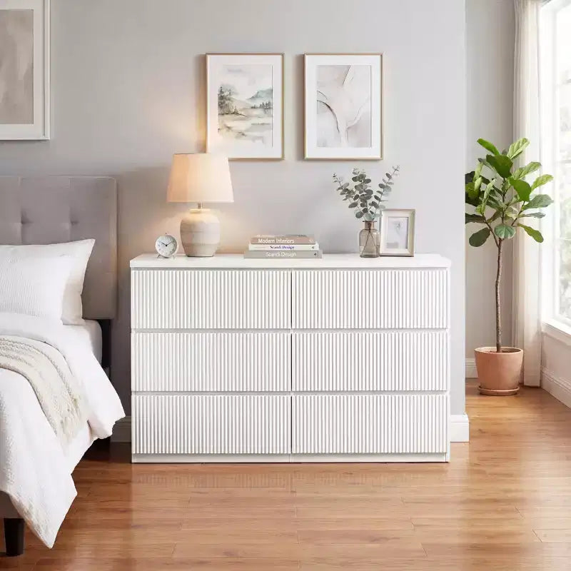 Commode moderne blanche à 6 tiroirs avec façades à panneaux ondulés, grande commode de rangement pour chambre et salon.