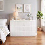 Commode moderne blanche à 6 tiroirs avec façades à panneaux ondulés, grande commode de rangement pour chambre et salon.