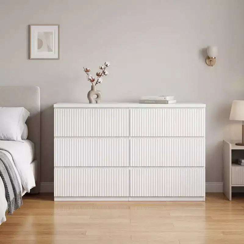 Commode moderne blanche à 6 tiroirs avec façades à panneaux ondulés, grande commode de rangement pour chambre et salon.