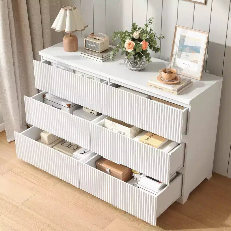 Commode moderne blanche à 6 tiroirs avec façades à panneaux ondulés, grande commode de rangement pour chambre et salon.